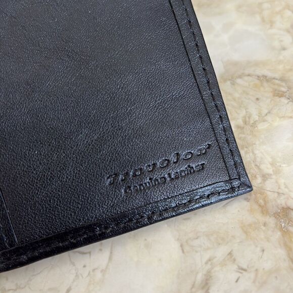 Travelon Anti-RFID Bi-Fold Leather Passport Holder Card Travel Wallet - Picture 4 of 10